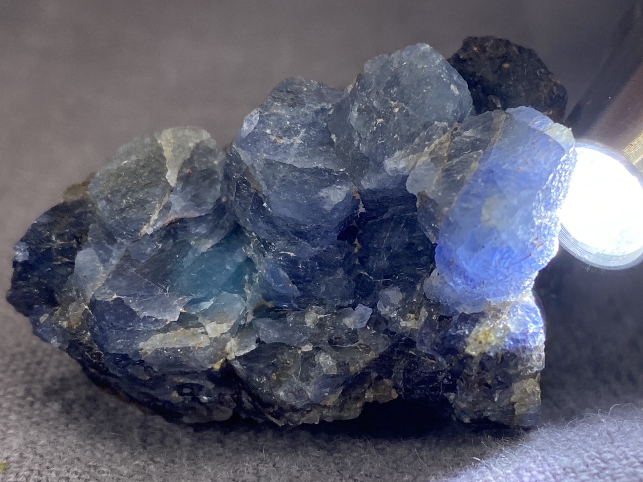 Corundum - sapphire - Image 4