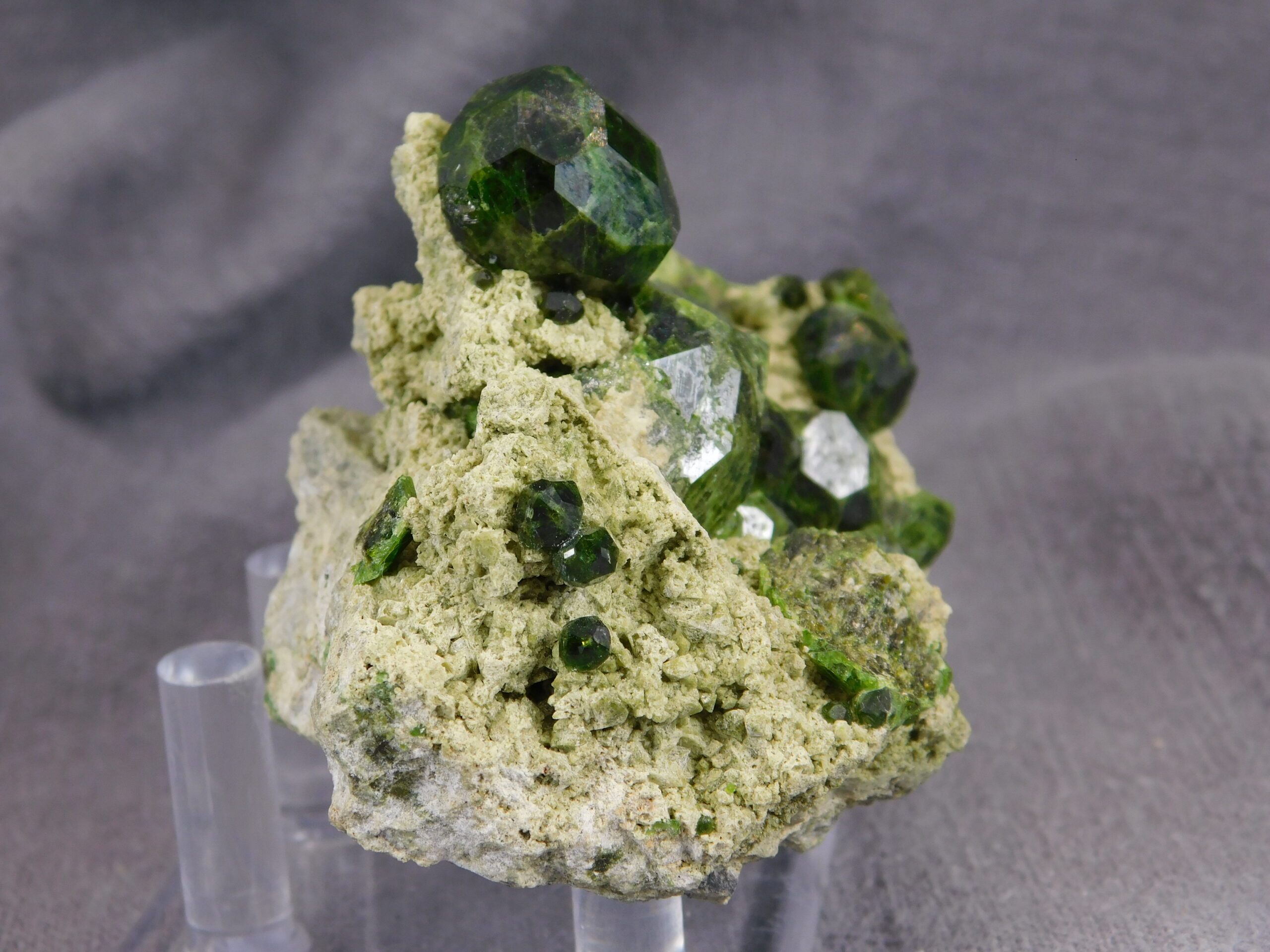 Andradit, var. Demantoid - Obrázek 6