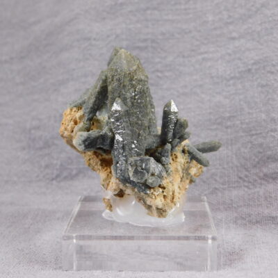 Křemen s inkluzemi aktinolitu (prasem)