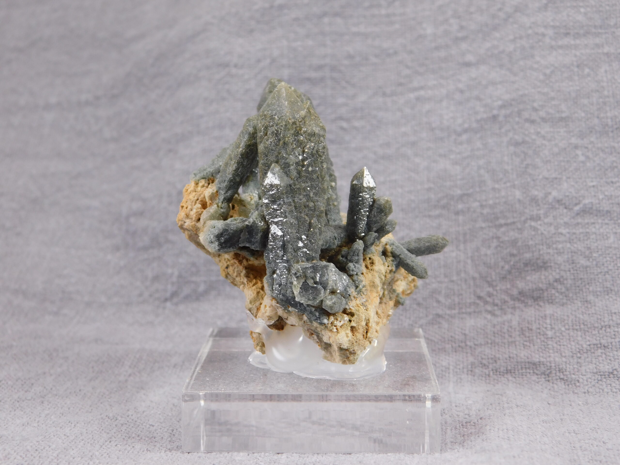 Křemen s inkluzemi aktinolitu (prasem)