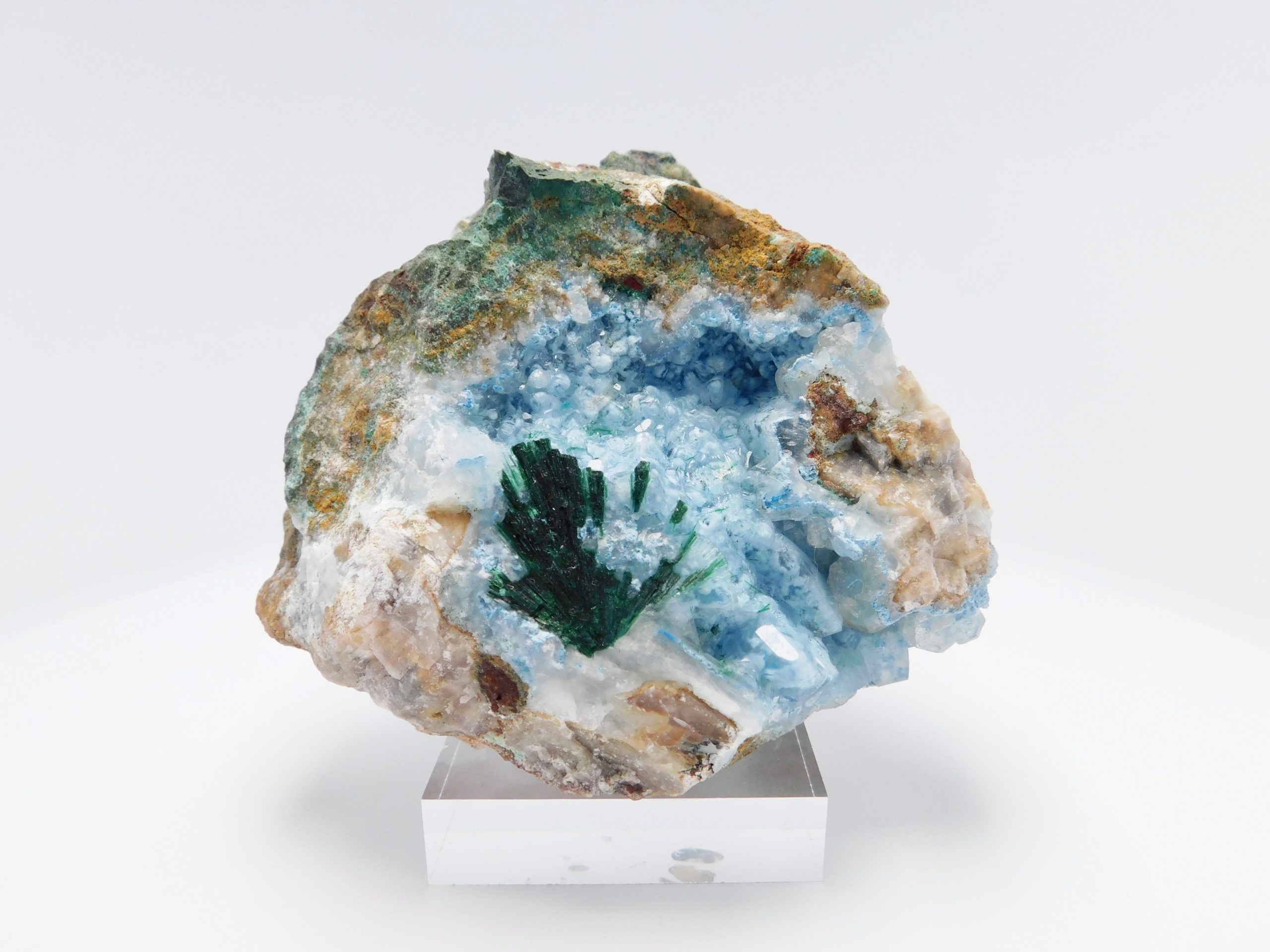 Shattuckite in calcite, malachite